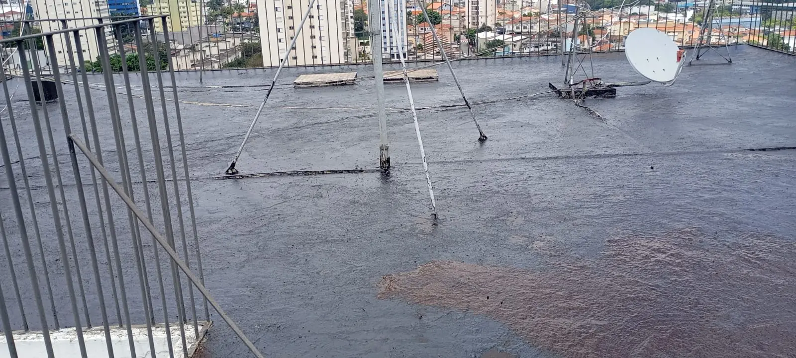 Cobertura com manta asfáltica aplicada ao redor de elementos existentes