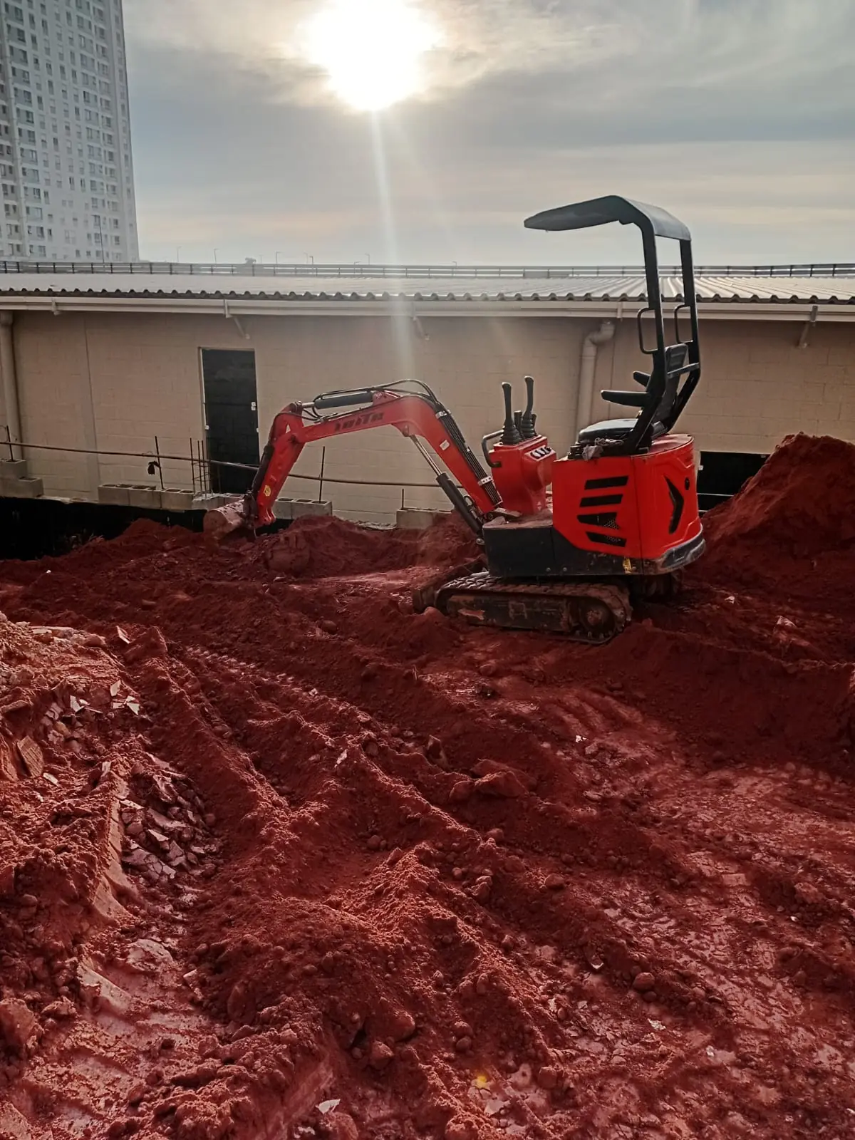 Miniescavadeira em escavação e movimentação de terra