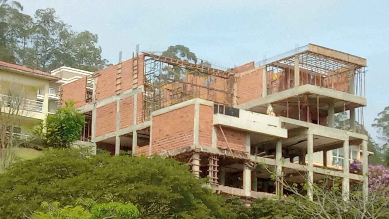 Edificação em estrutura e alvenaria durante etapa de obra